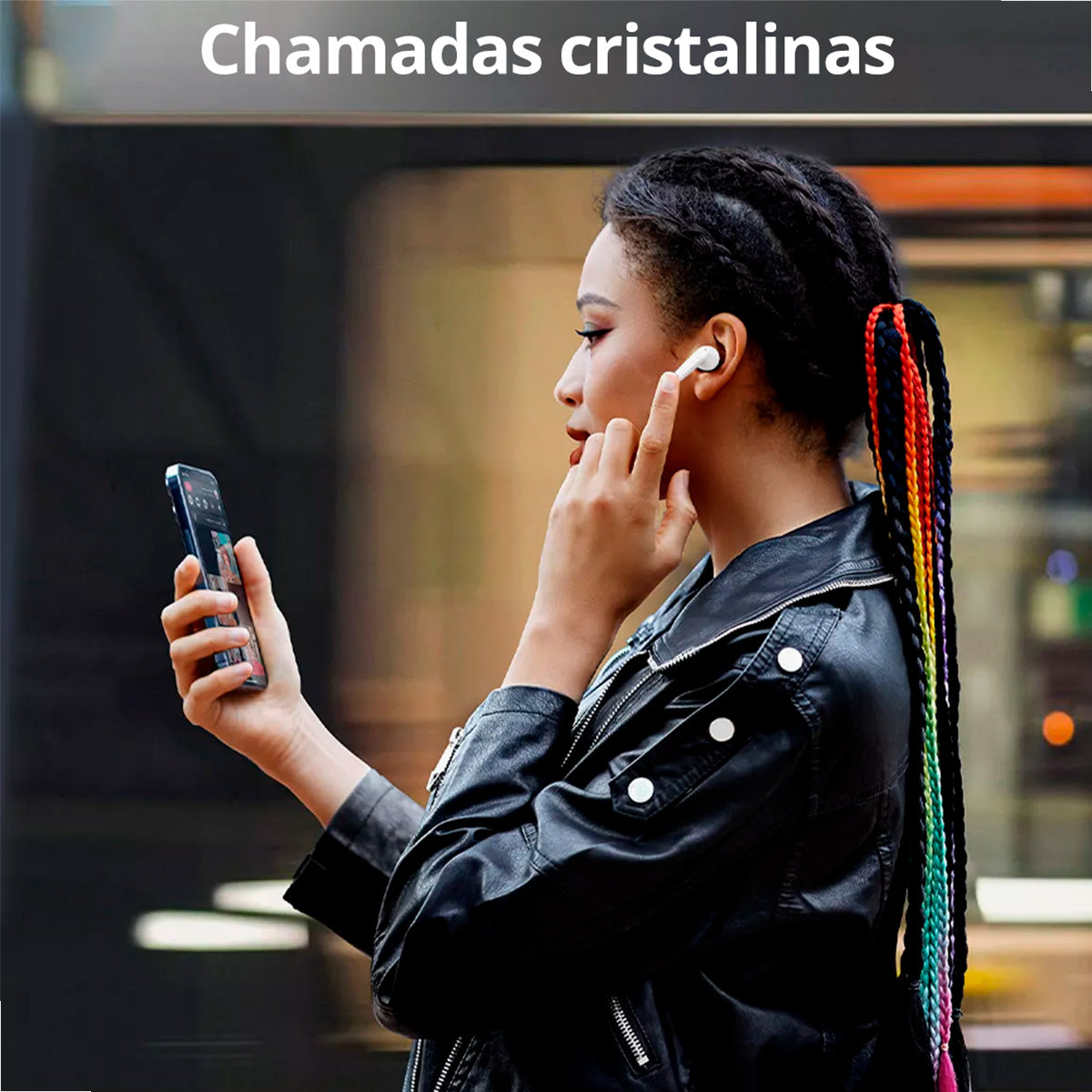 Fone Bluetooth branco em uso – ergonomia para o dia a dia
