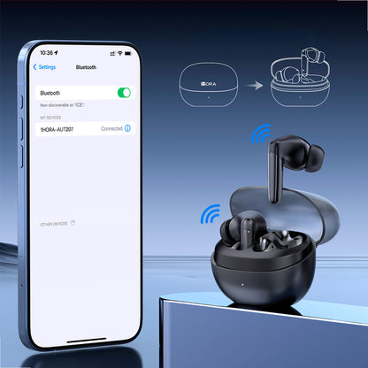 Detalhe do fone TWS preto com conexão Bluetooth 5.3 e luz indicadora
